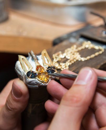 jeweler fixes gems on gold product