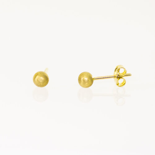 Złote kolczyki w kształcie małych kul, osadzone na prostych sztyftach.