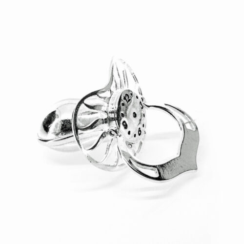 Srebrny smoczek z ozdobnym, falistym uchwytem i detalami na tarczy.