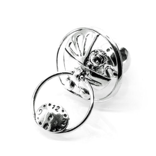 Srebrny pierścionek z ozdobnym motywem i dużym okrągłym oczkiem.