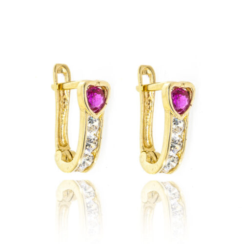 Złote kolczyki w kształcie serca z różowymi kamieniami i przezroczystymi kryształami.