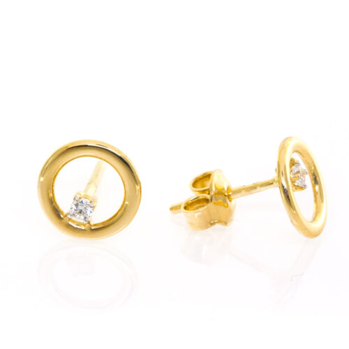Złote kolczyki w kształcie okręgów z małym diamentem w środku.