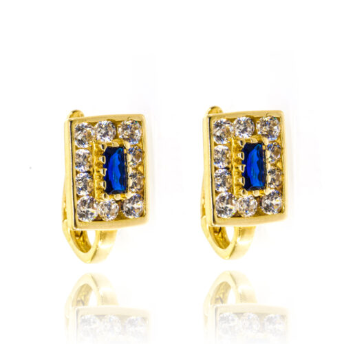 Pies rasy kaukaskiej na spacerze w lesie.