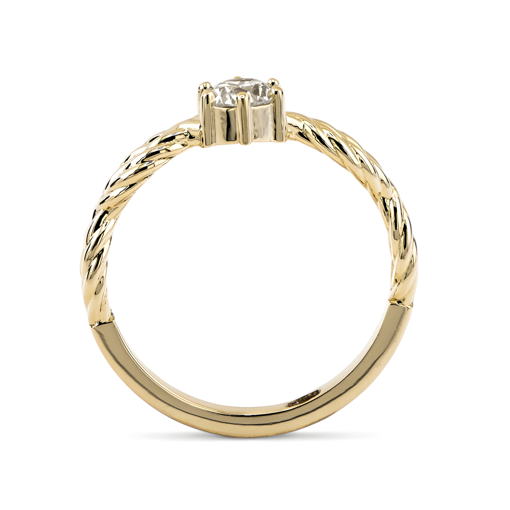 P_N38.2 Złoty pierścionek z diamentem, o skręconym wzorze, widoczny z boku.
