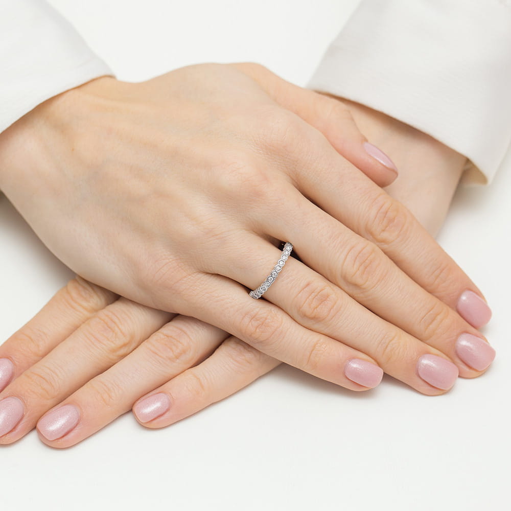 W0634.B3.DIW.01_4 widoczny na dłoni srebrny wysadzany diamentami pierścionek