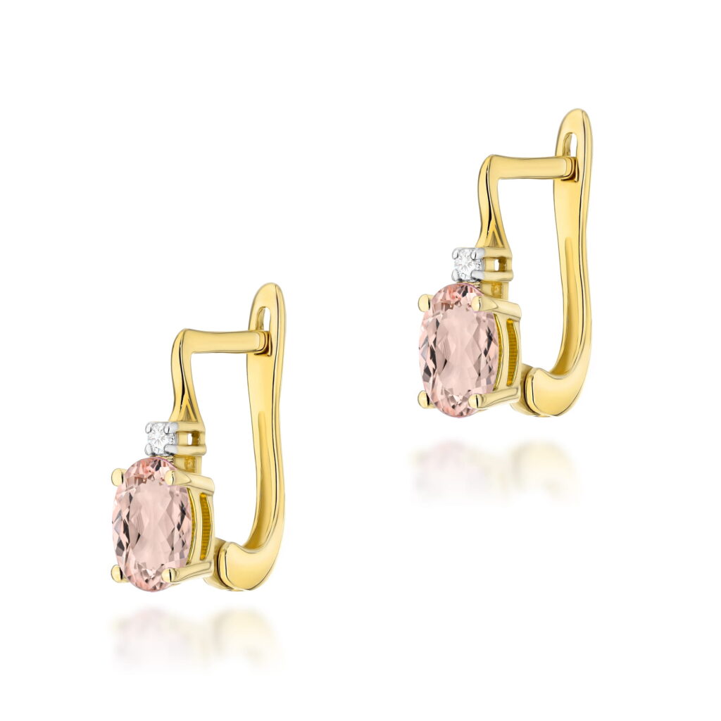 Złote kolczyki z różowymi kamieniami i małymi diamentami, eleganckie i stylowe.