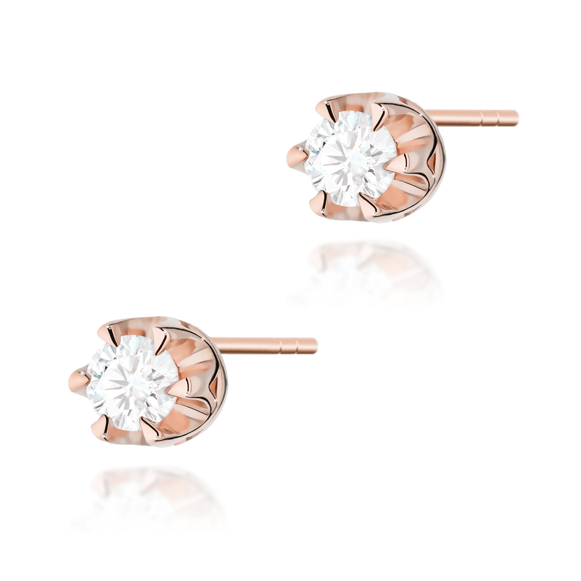 K0032.R3.DIW.01_1 Różowe złote kolczyki z diamentowymi, okrągłymi kamieniami w kwiatowym wzorze.