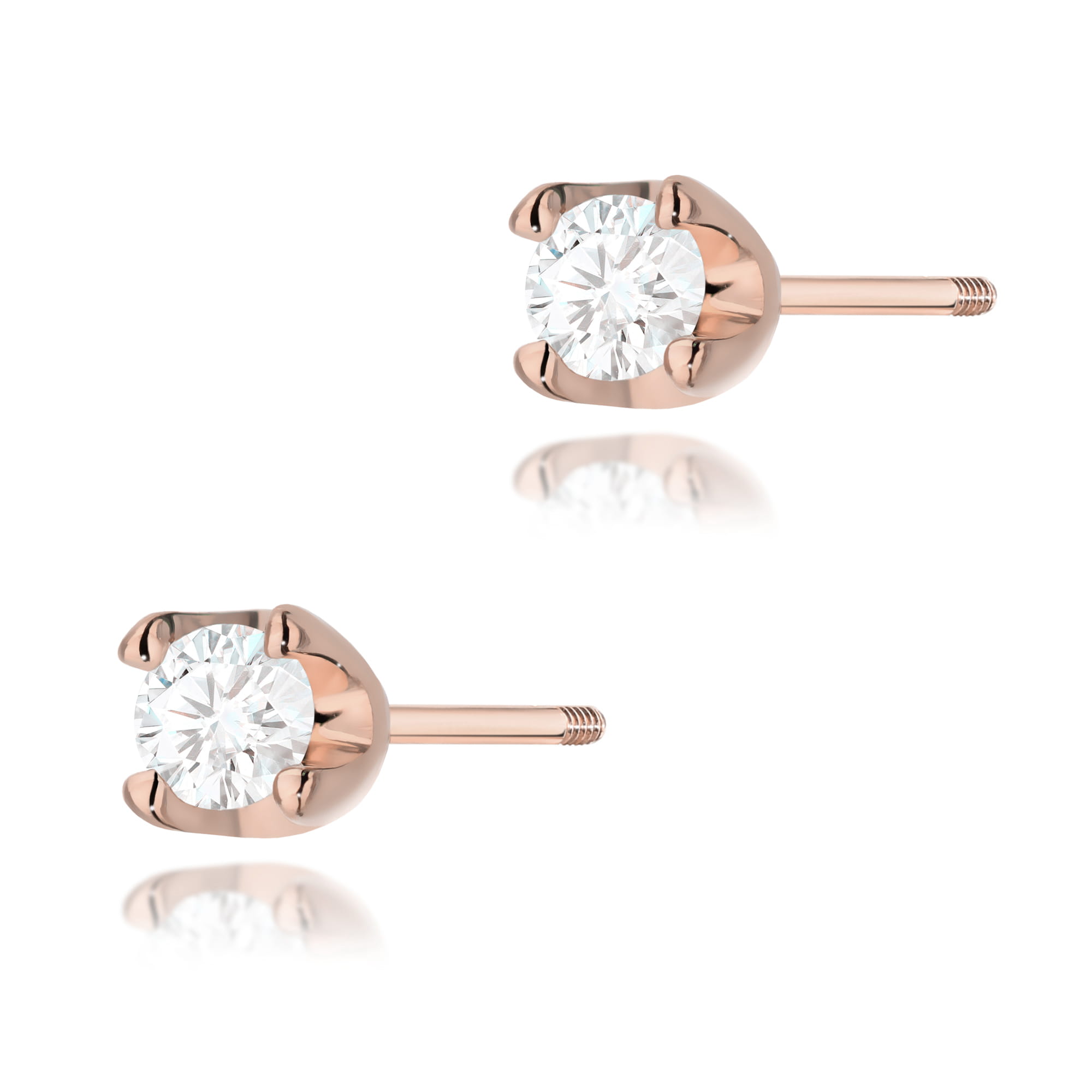 K0034.R3.DIW.04_1 Różowe złote kolczyki w kształcie sztyftów z okrągłymi, przezroczystymi diamentami.