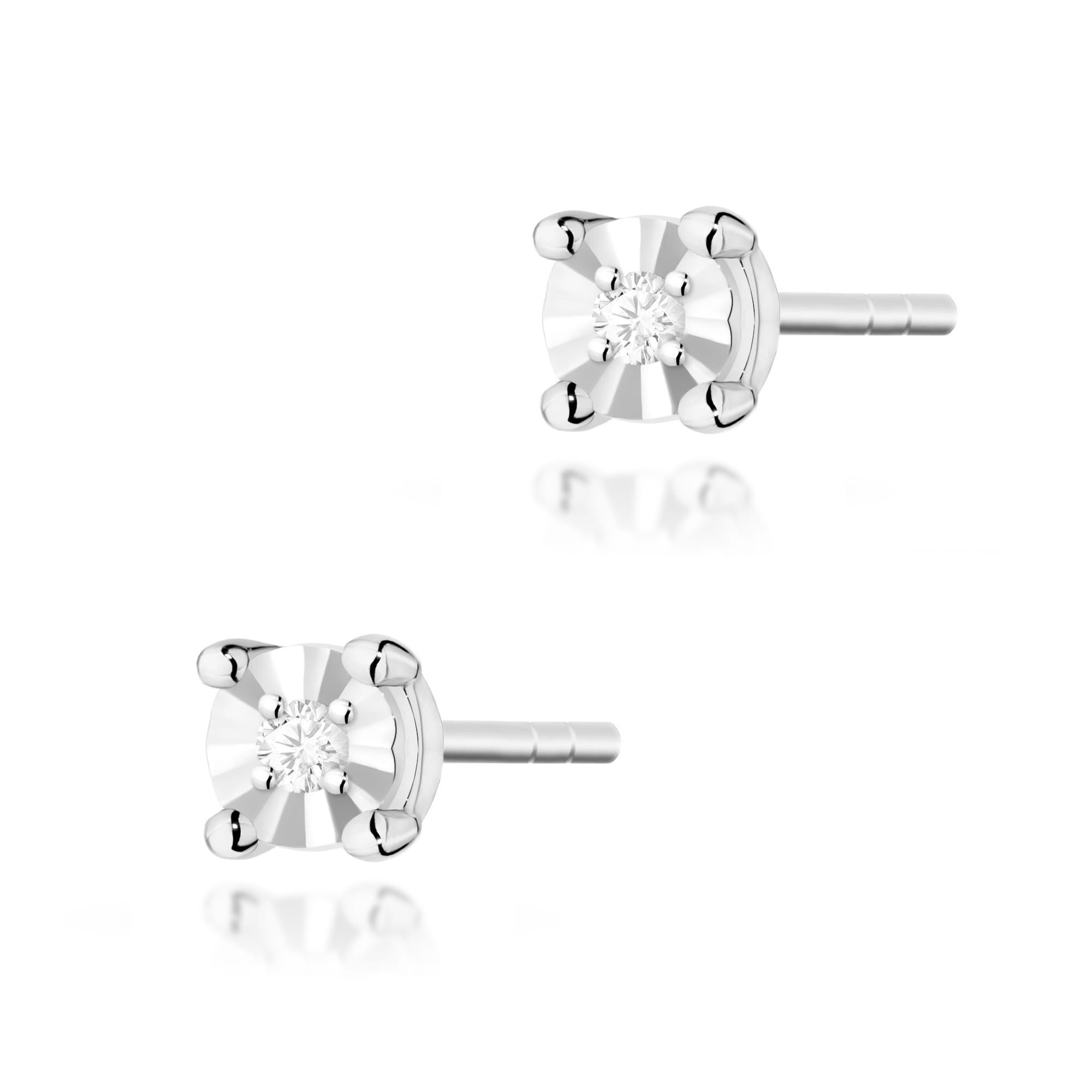 K0058.B3.DIW.01_2 Srebrne kolczyki w kształcie małych gwiazdek z diamentowym blaskiem.