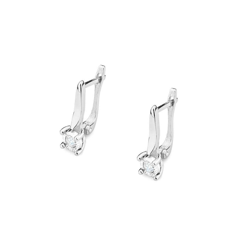 K0065.B3.DIW.03_3 Srebrne kolczyki z małym, okrągłym diamentem na każdej z zawieszek.