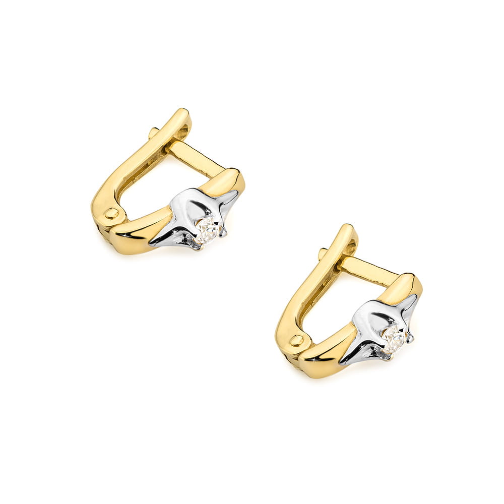 K0088.Z3.DIW.01_4 Złote kolczyki w kształcie kwiatów z srebrnymi detalami i błyszczącym kamieniem.