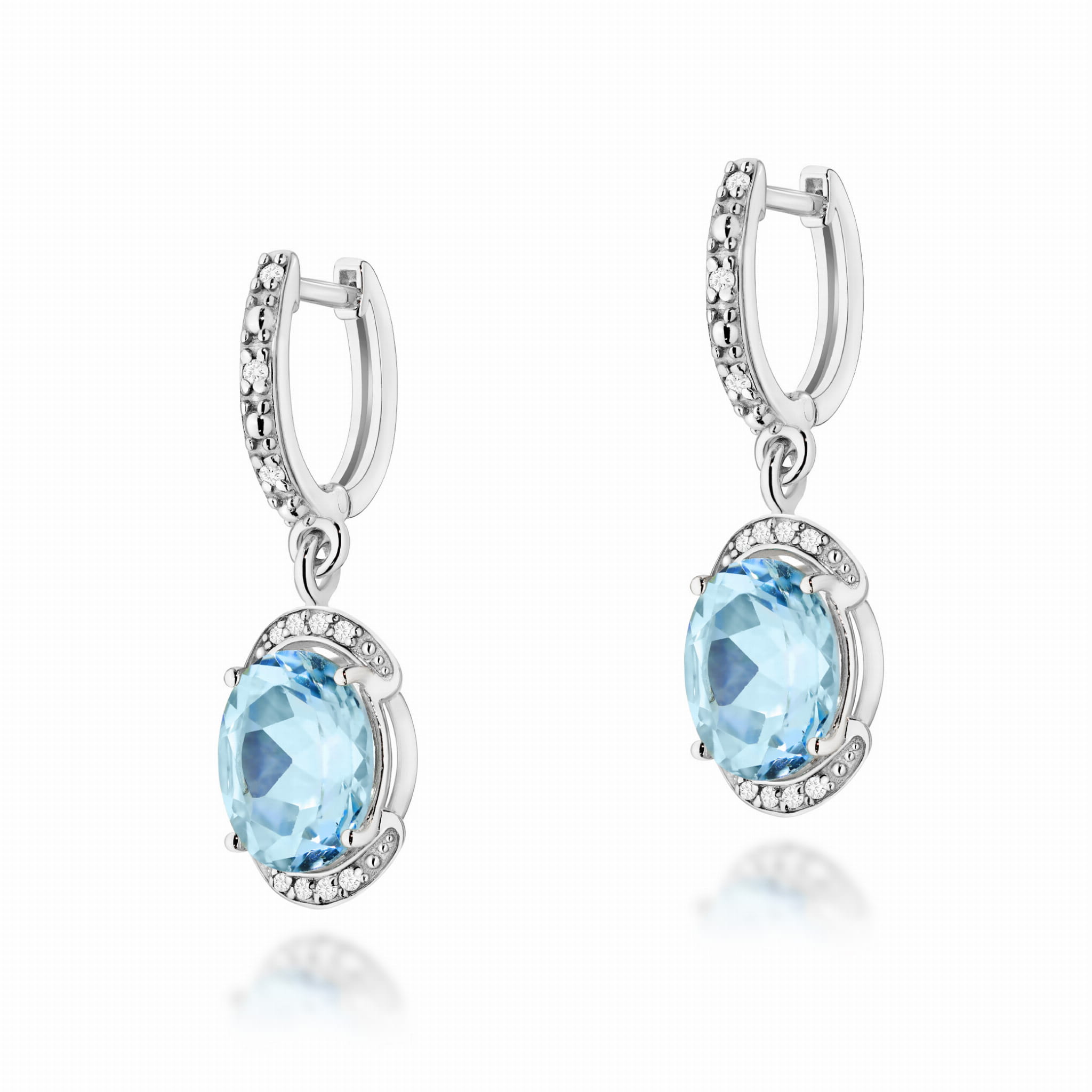 K0150.B3.TOB.01_2 Srebrne kolczyki z niebieskimi kamieniami i drobnymi, błyszczącymi zdobieniami.