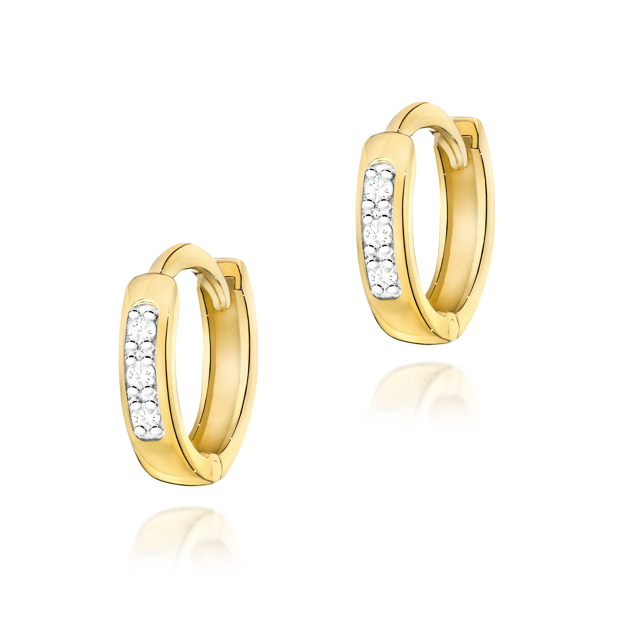 K0235.Z3.DIW.01_2 Złote kolczyki w kształcie obręczy z sześcioma błyszczącymi kryształkami.