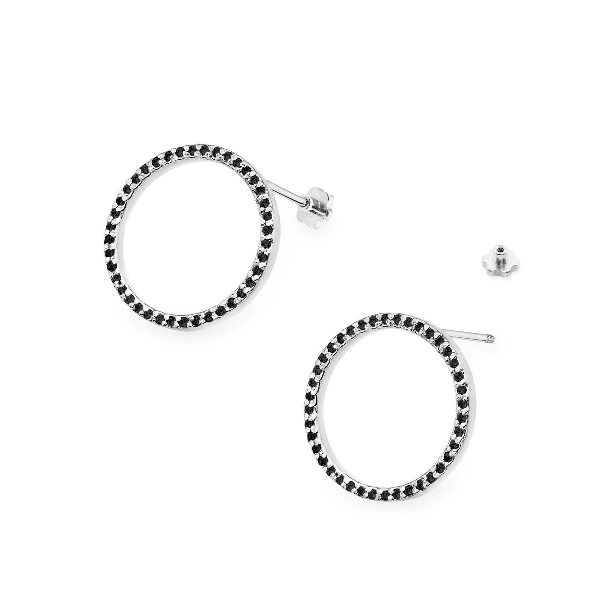 K0442.B3.DIB.02_2 Srebrne kolczyki w kształcie okręgów, ozdobione czarnymi kamieniami.