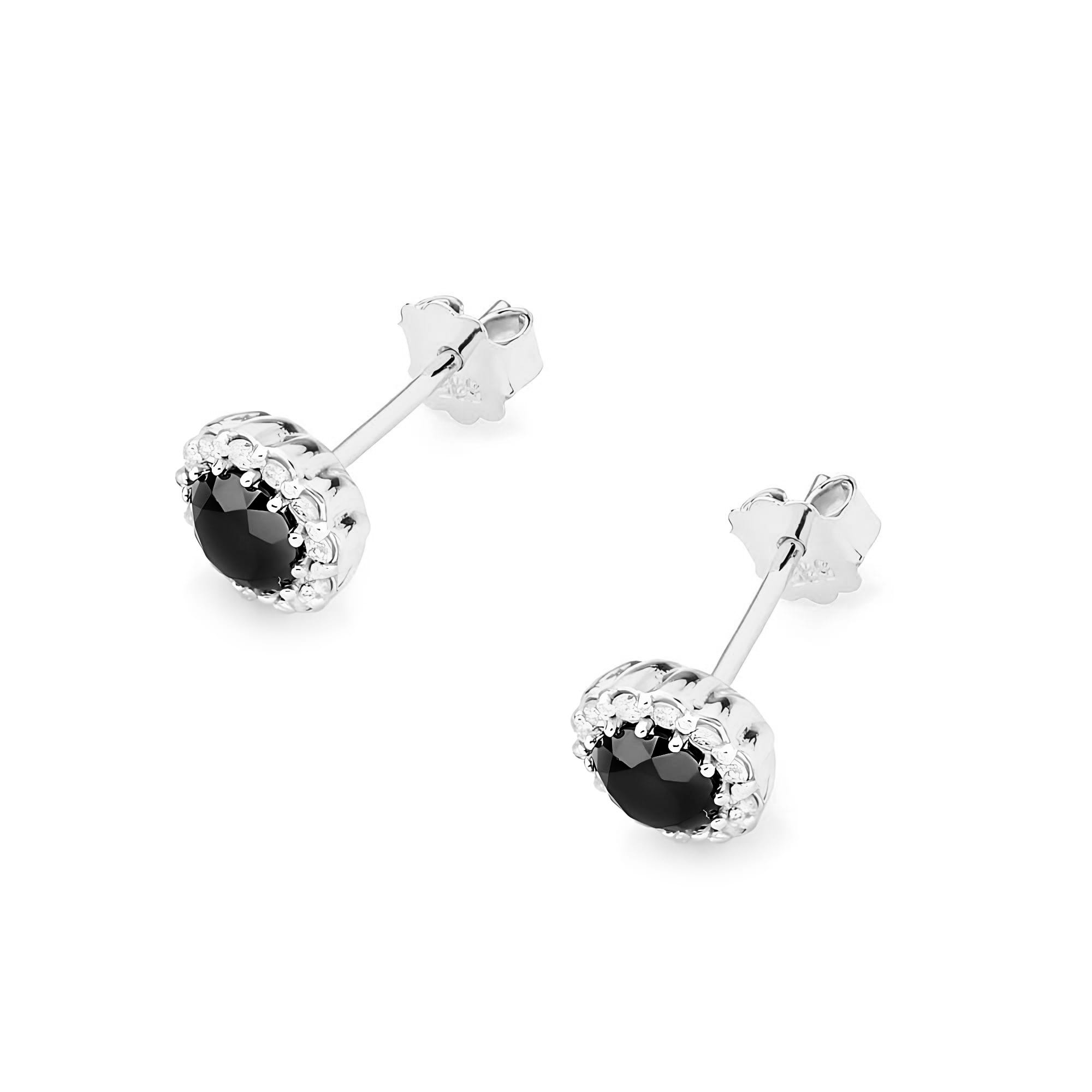 K0510.B3.DIB.01_2 Srebrne kolczyki z czarnymi kamieniami, otoczone drobnymi, błyszczącymi kryształkami.