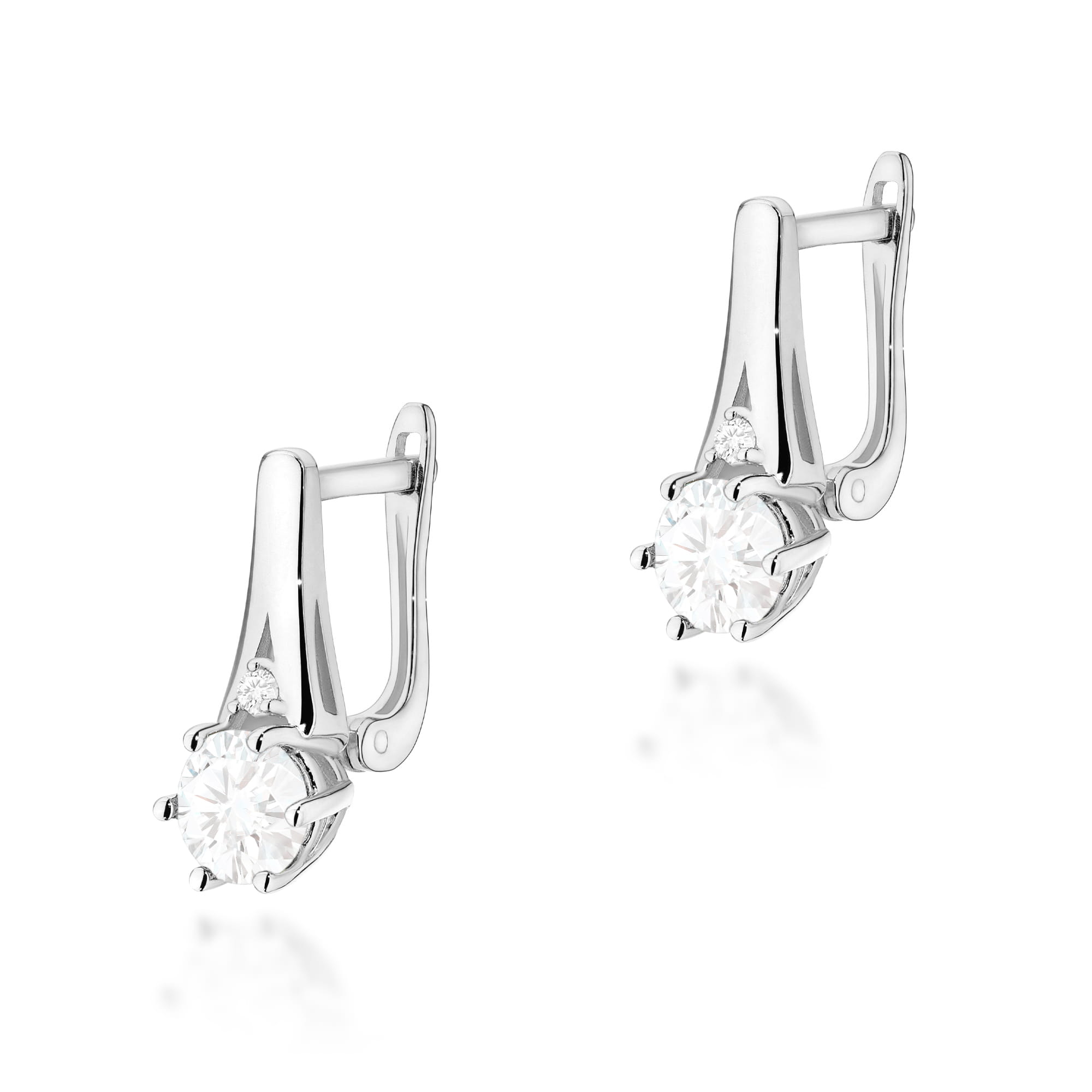 K0572.B3.SAW.01_1 Srebrne kolczyki z diamentowymi kamieniami, eleganckie i błyszczące, zawieszone na zapięciu.
