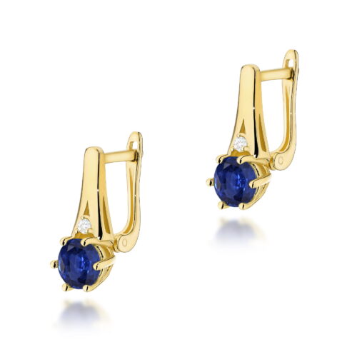 Złote kolczyki z niebieskimi kamieniami i małymi diamentami, elegancki design.