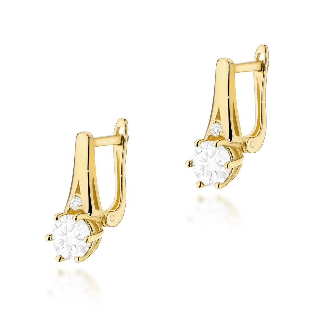 Złote kolczyki z diamentowymi kamieniami, elegancki design z błyszczącymi detalami.