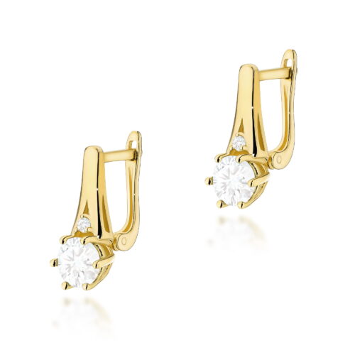 Złote kolczyki z diamentowymi kamieniami, elegancki design z błyszczącymi detalami.