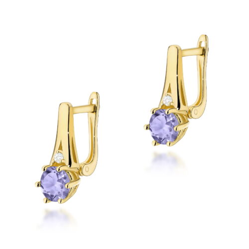 Złote kolczyki z fioletowymi kamieniami i małymi diamentami, elegancki design.