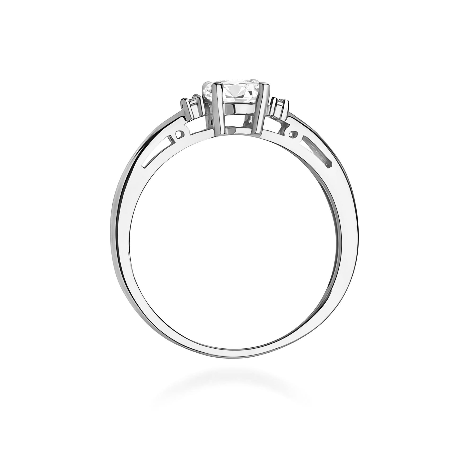 W0006.B3.LDW.01_3 Srebrny pierścionek z dużym, przezroczystym diamentem osadzonym w minimalistycznej oprawie.