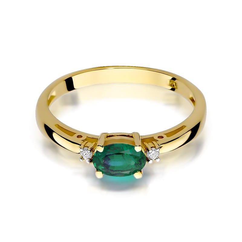 W0006.Z3.EMG.01_2 Złoty pierścionek z owalnym zielonym szmaragdem i dwoma małymi diamentami po bokach.