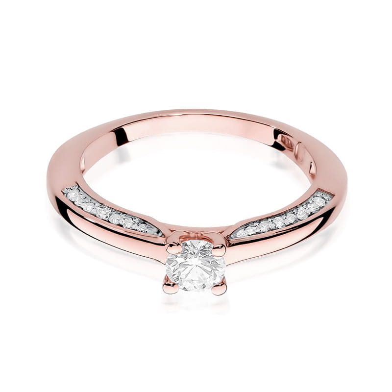 W0009.R3.DIW.01_3 Różowe złote pierścionek z centralnym diamentem i małymi kamieniami po bokach.
