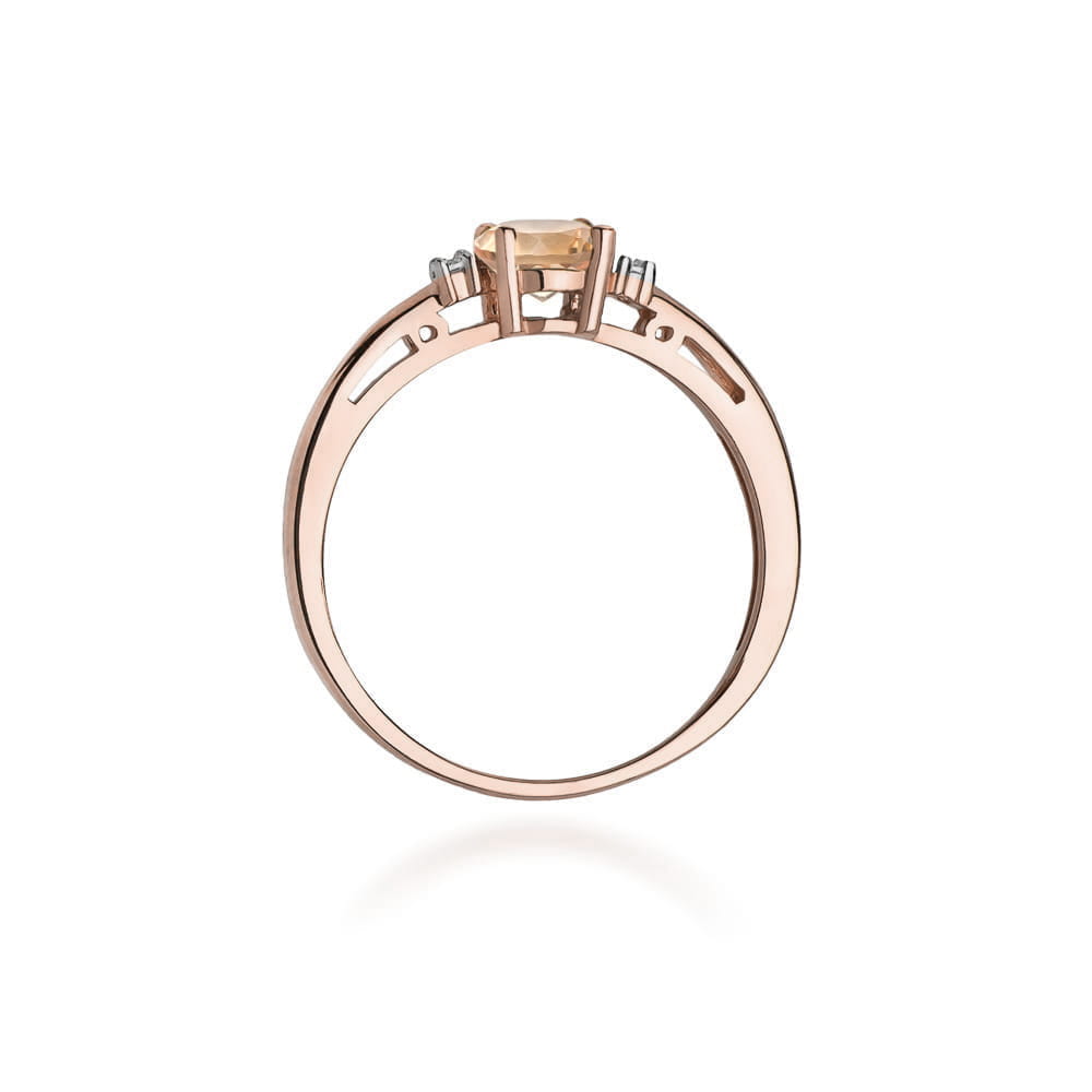 W0010.R3.MOP.01_3 Złoty pierścionek z centralnym kamieniem w kolorze żółtym i trzema małymi diamentami po bokach.