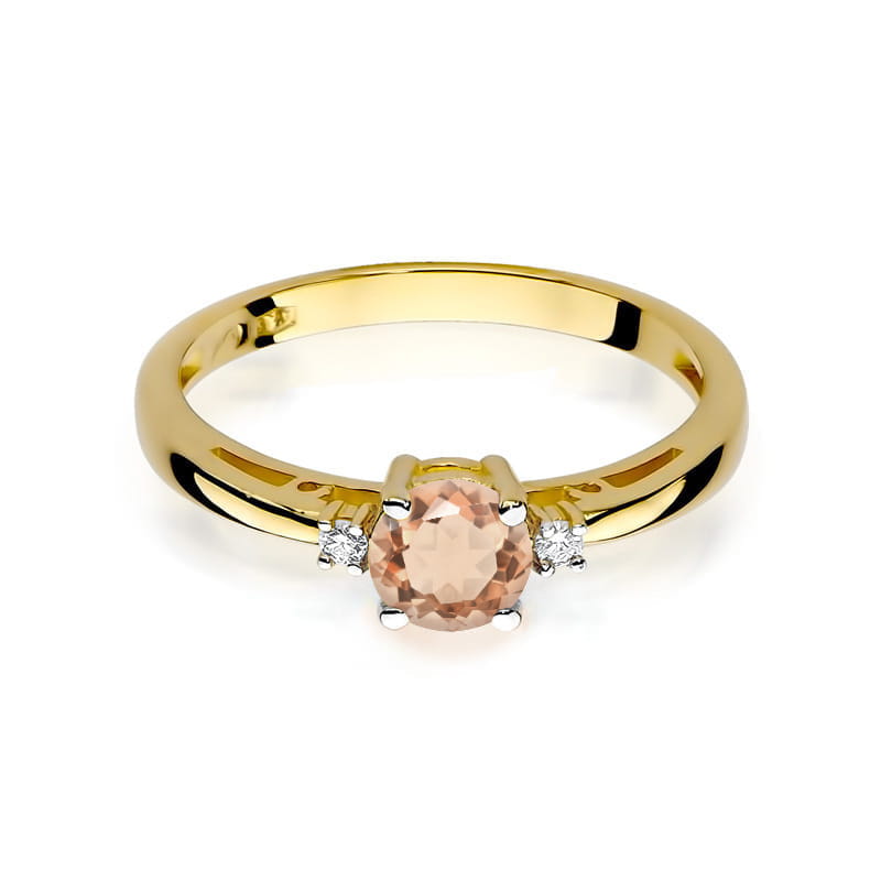 W0010.Z3.MOP.01_2 Złoty pierścionek z różowym kamieniem centralnym i dwoma małymi diamentami po bokach.