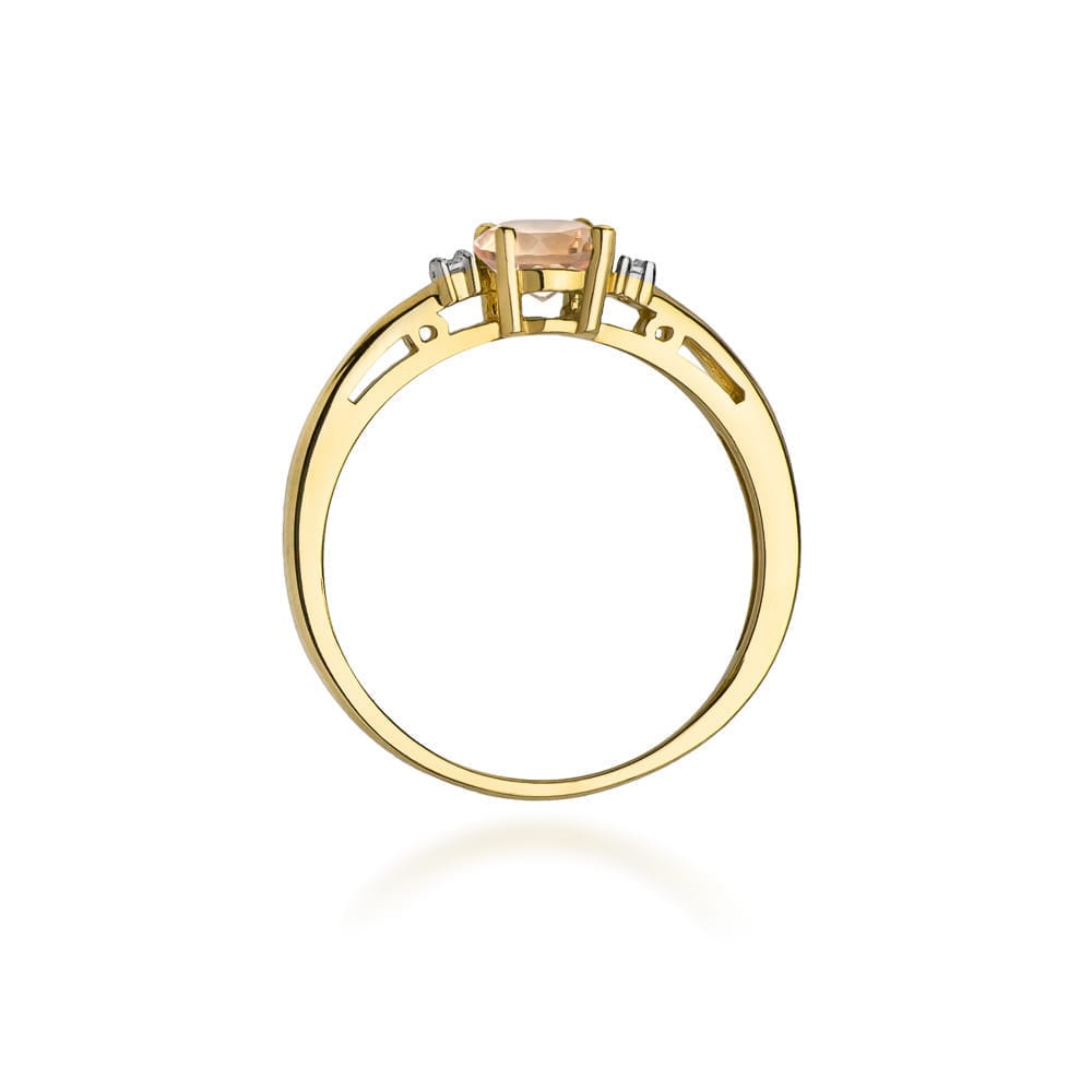 W0010.Z3.MOP.01_3 Złoty pierścionek z centralnym różowym kamieniem i dwoma małymi diamentami po bokach.