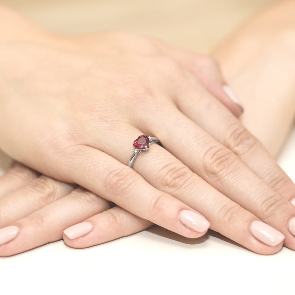 W0012.B3.RUR.01_4 Skręcone, czarne kable na białym tle.