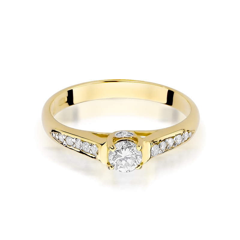 W0016.Z3.DIW.01_2 Złoty pierścionek z okrągłym diamentem w centralnej części i mniejszymi kamieniami po bokach.