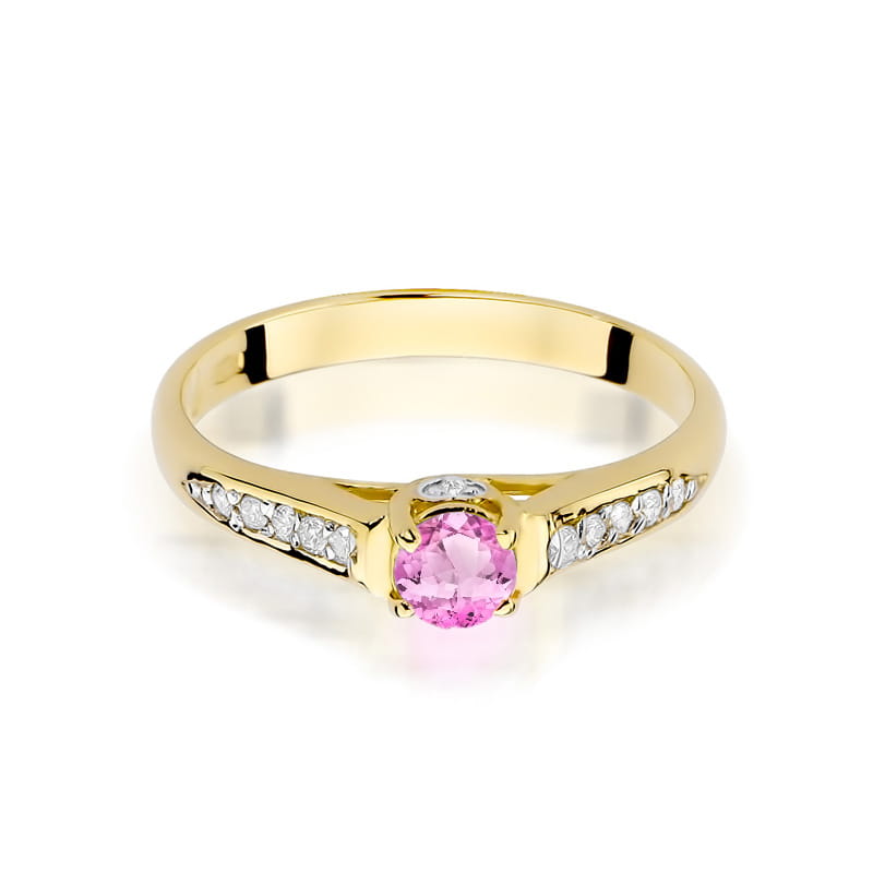 W0016.Z3.TOP.01_2 Złoty pierścionek z różowym kamieniem centralnym i diamentowymi wstawkami po bokach.
