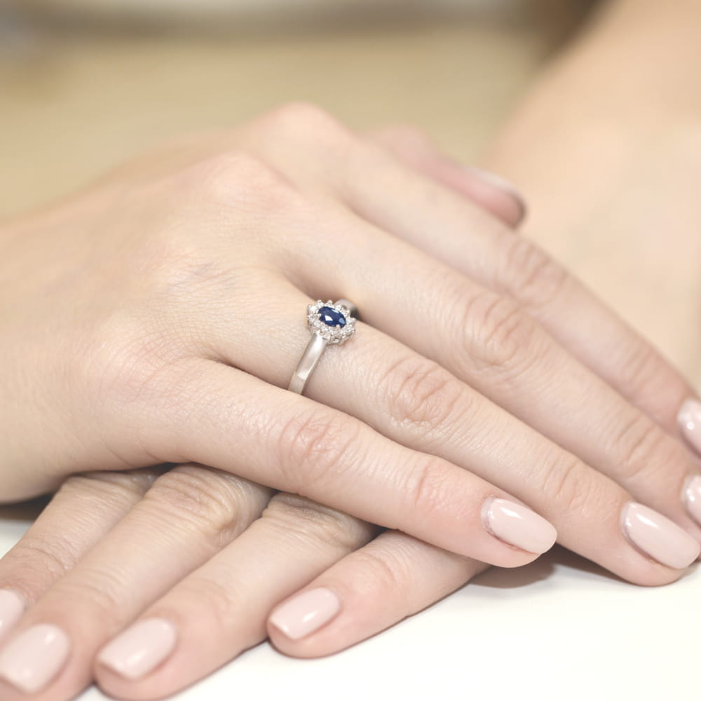 W0026.B3.SAB.01_4 Skrzyżowane dłonie na tle niebieskiego tła.