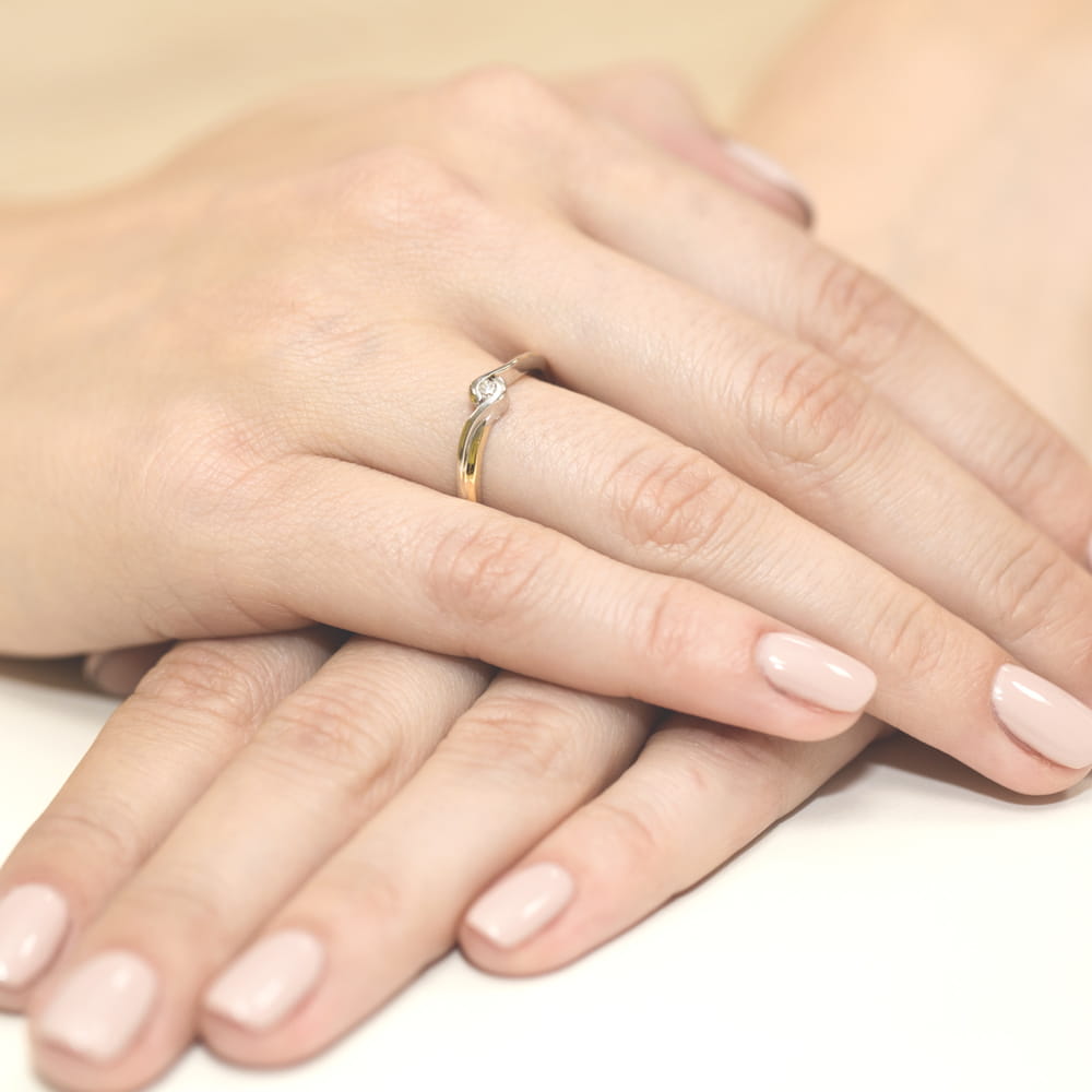 W0027.Z3.DIW.01_4 Skrzyżowane linie na białym tle, abstrakcja geometryczna.