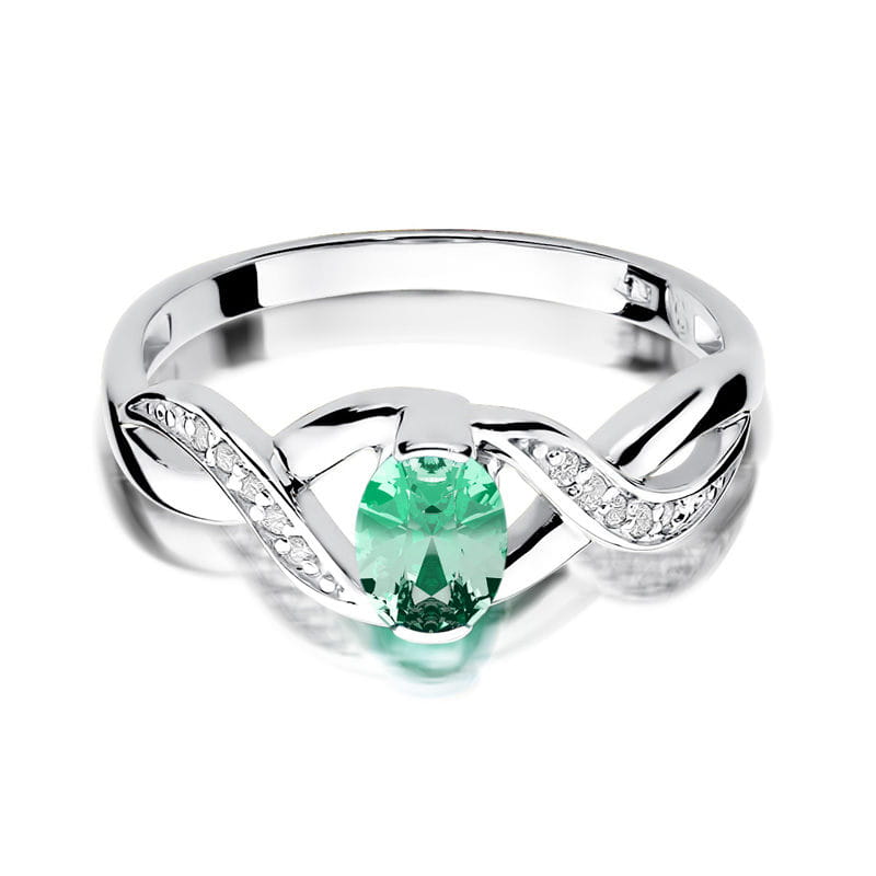 W0028.B3.EMG.01_2 Srebrny pierścionek z zielonym kamieniem i ozdobnymi diamentami w kształcie fali.