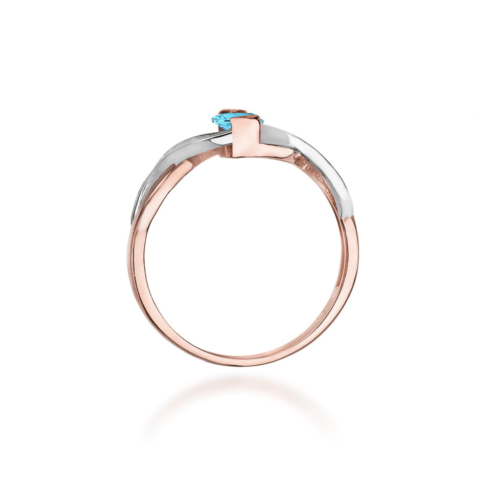 W0028.R3.TOB.01_3 Pierścionek z różowego złota z niebieskim kamieniem, o nowoczesnym, eleganckim designie.