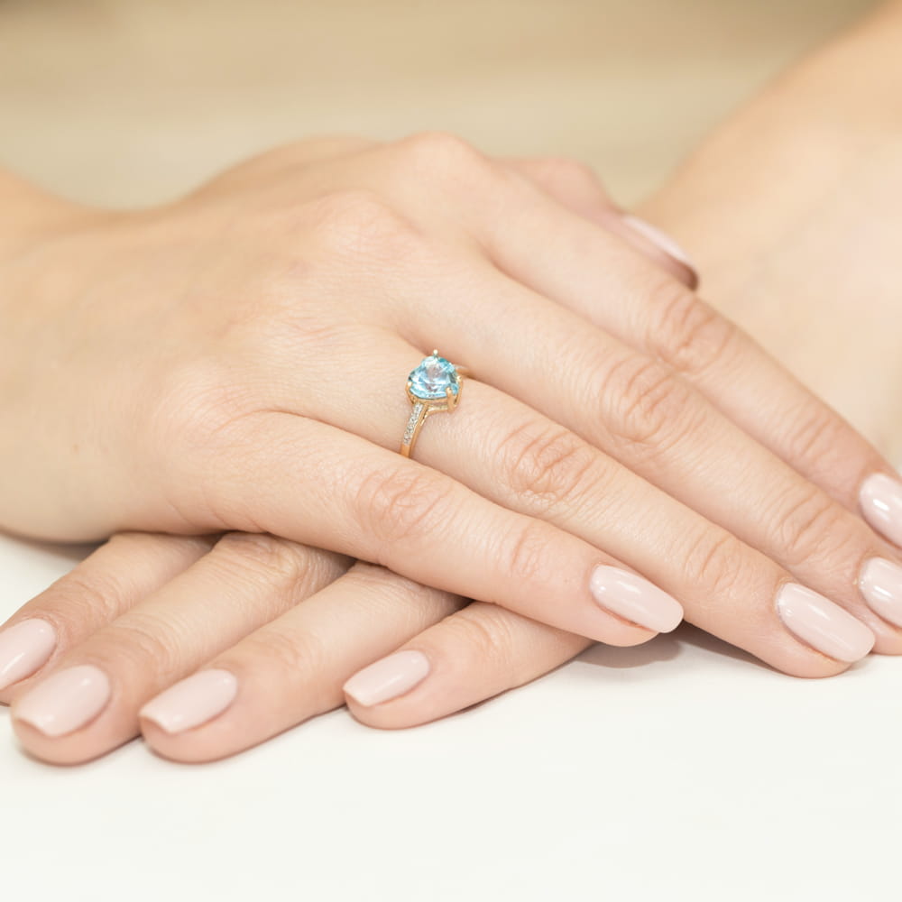 W0031.Z3.TOB.01_4 Widok z góry na stół z książkami i kawą.