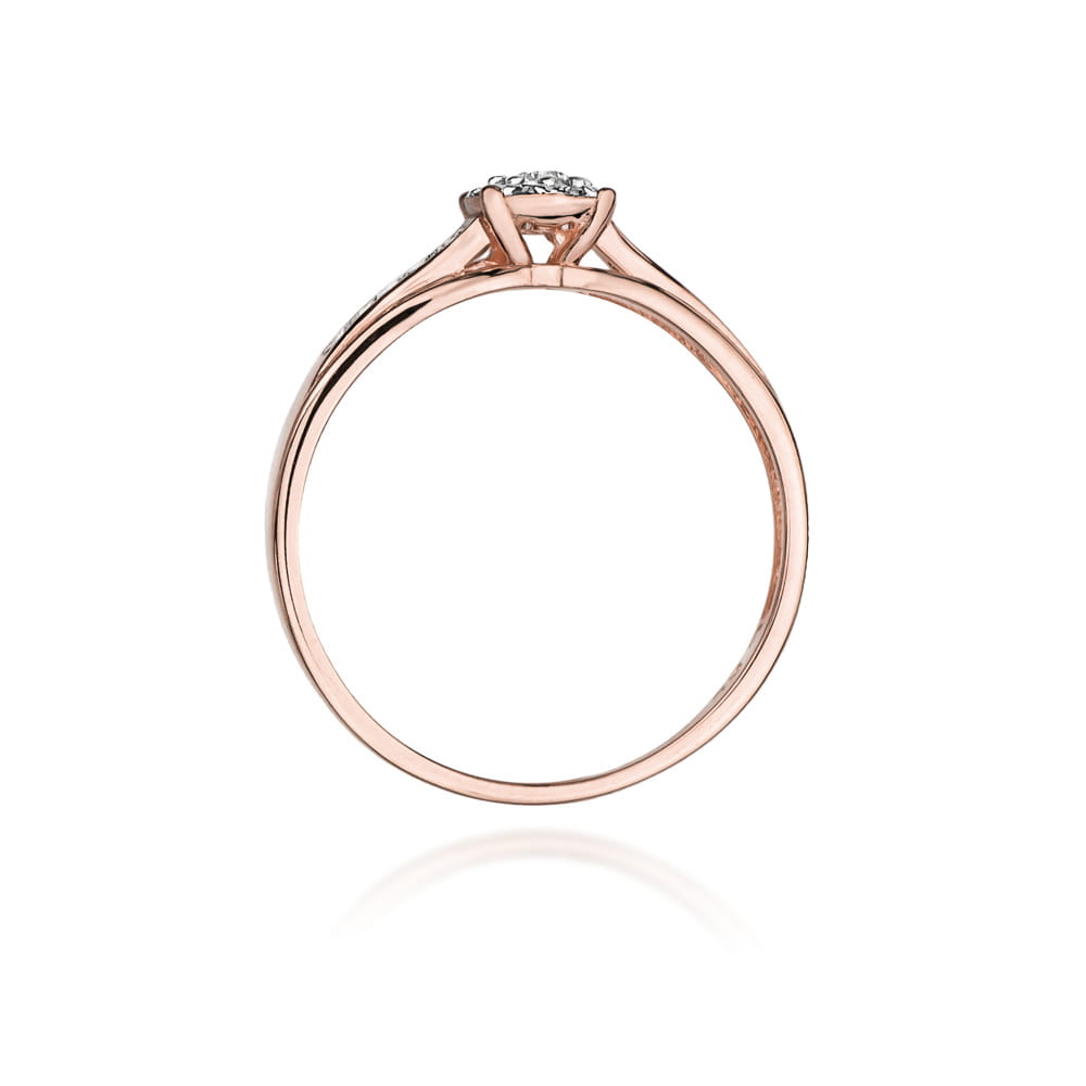 W0034.R3.DIW.01_3 Złoty pierścionek z okrągłym diamentem osadzonym w delikatnej koronce.