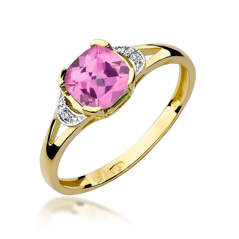 W0040.Z3.TOP.01_1 Złoty pierścionek z różowym kamieniem szlachetnym i diamentowymi zdobieniami po bokach.