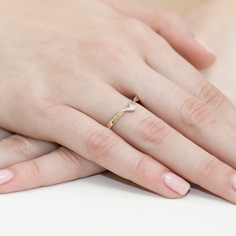 W0051.Z3.DIW.01_4 Złoty pierścionek z diamentem na palcu, dłonie z delikatnym manicure.