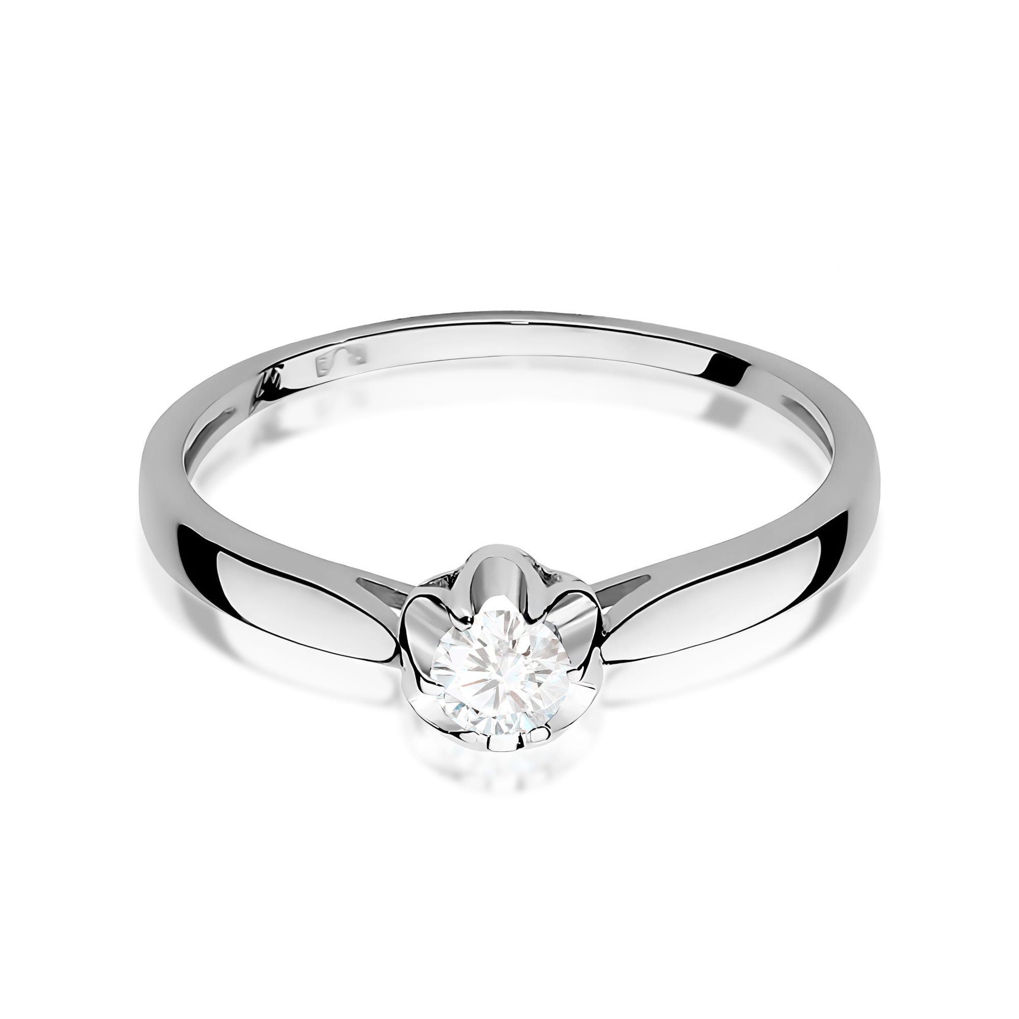 W0062.B3.LDW.01_2 Srebrny pierścionek z okrągłym diamentem osadzonym w kwiatowym wzorze.