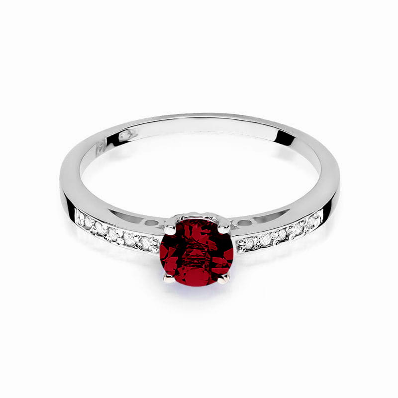W0066.B3.GAR.01_2 Srebrny pierścionek z dużym czerwonym kamieniem i drobnymi, błyszczącymi diamentami po bokach.