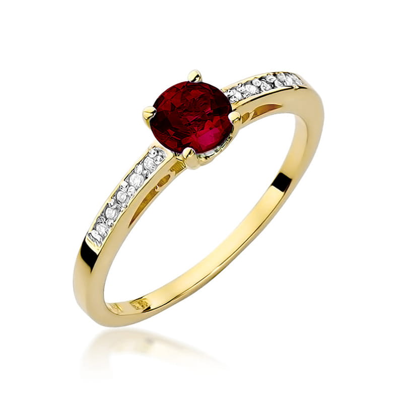 W0066.Z3.GAR.01_1 Złoty pierścionek z okrągłym rubinem i diamentowymi wstawkami po bokach.