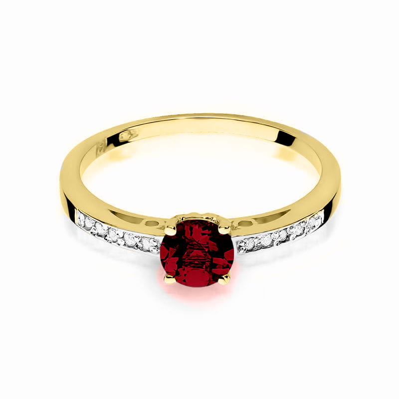 W0066.Z3.GAR.01_2 Złoty pierścionek z czerwonym kamieniem szlachetnym i diamentowymi zdobieniami po bokach.