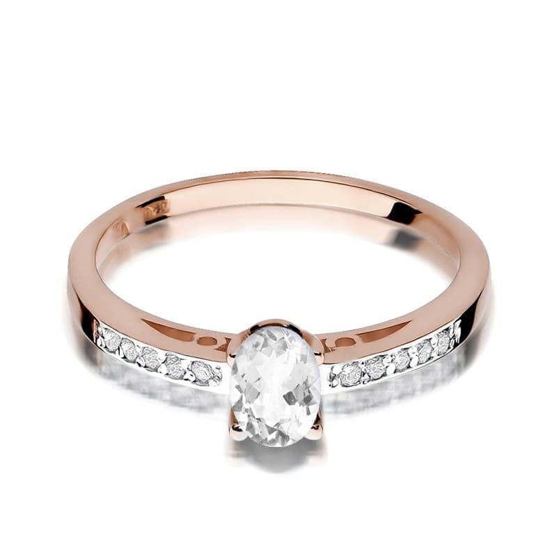 W0067.R3.SAW.01_2 Różowe złote pierścionek z owalnym, przezroczystym kamieniem i drobnymi diamentami wzdłuż obrączki.