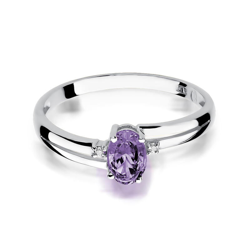 W0068.B3.TAP.01_2 Srebrny pierścionek z owalnym, fioletowym kamieniem i dwoma małymi diamentami po bokach.