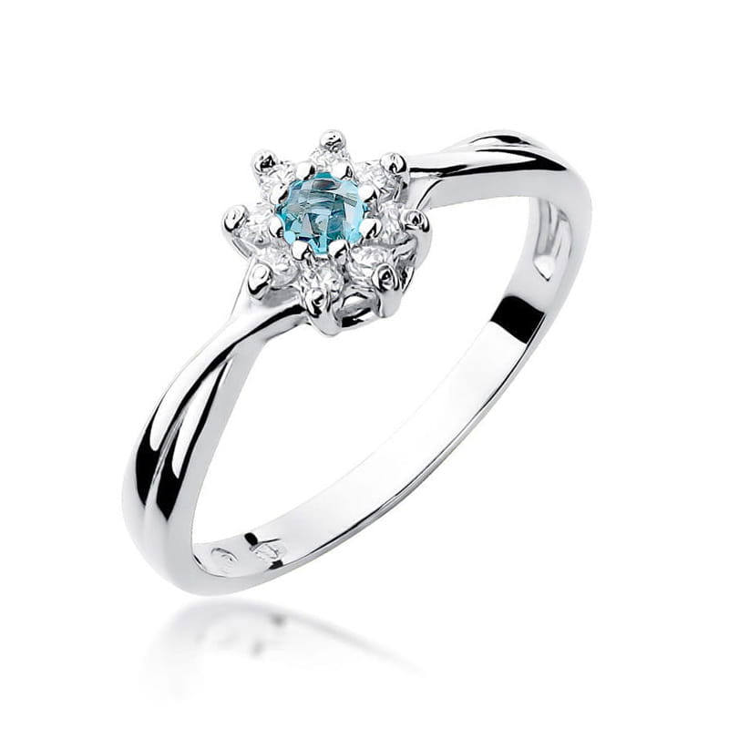 W0072.B3.TOB.01_1 Srebrny pierścionek z niebieskim kamieniem w centralnej części, otoczony małymi diamentami.