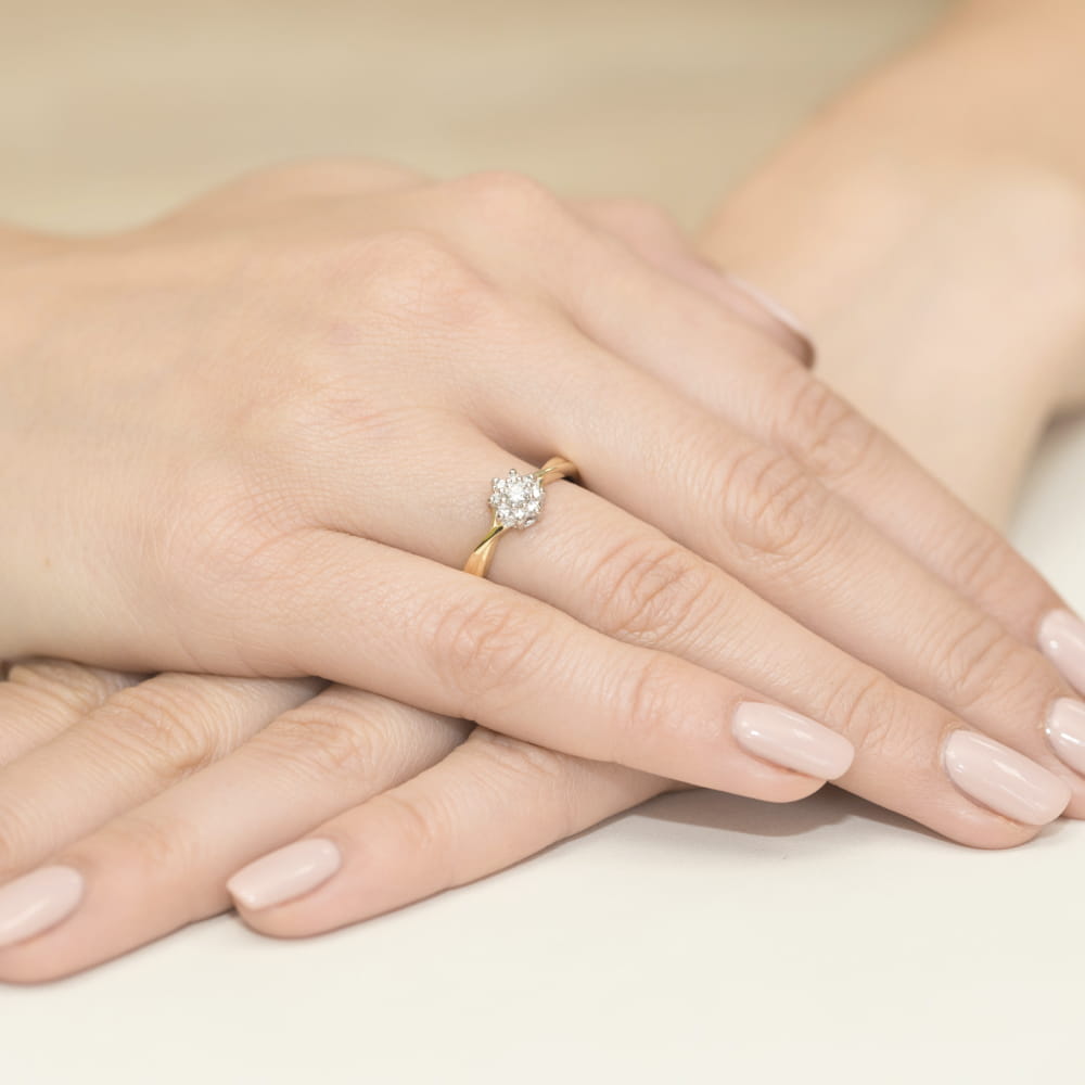 W0072.Z3.DIW.01_4 Srebrny zegarek męski na czarnym tle, kwadratowa tarcza.