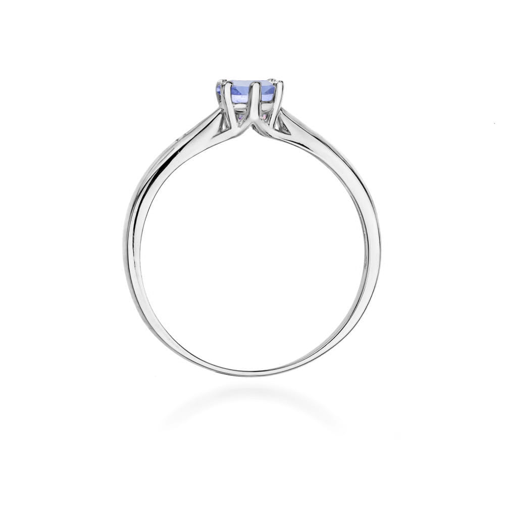 W0074.B3.TAP.01_3 Srebrny pierścionek z prostokątnym, niebieskim kamieniem w centralnej części.